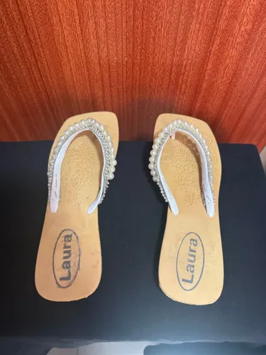 Chinelos Laura com detalhe em pérolas