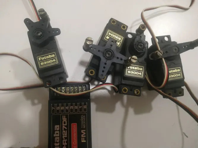Servos e receptor 4 canais futaba