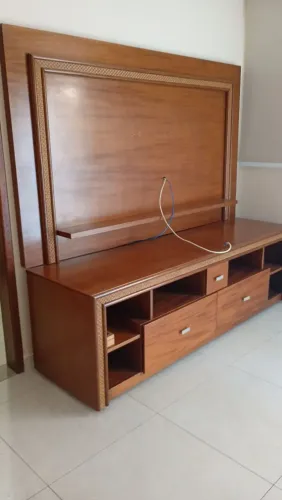 Rack e painel de madeira cor mel