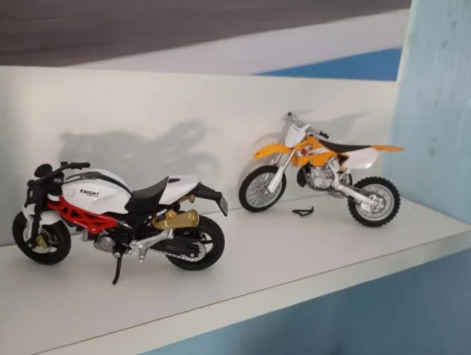 DUAS MINI MOTOS.