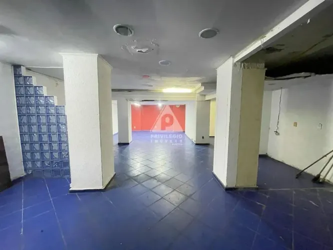 Ótimo ponto comercial com 90m2 na Rua Paula Freitas (quadra da praia).