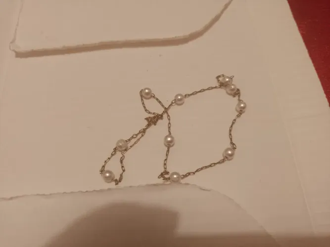 1 pulseira de pérolas sem fechinhos pra fechar !!