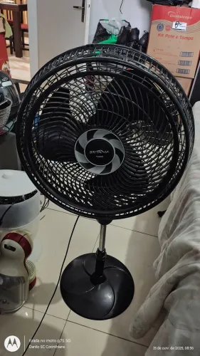 Ventiladores 220v 40 cm 80 reais cada não entrego retira ZL SJC aceitamos cartão e Pix 