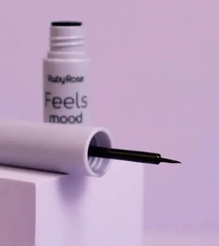 Delineador líquido Feels Mood da Ruby Rose, com ponta fina para traços precisos e longa 