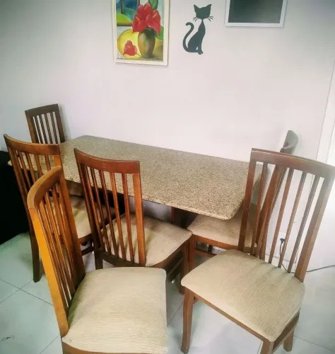 Mesa de Mármore + 6 Cadeiras almofadadas