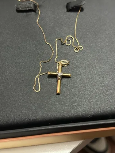Colar com pingente de cruz em ouro Vivara