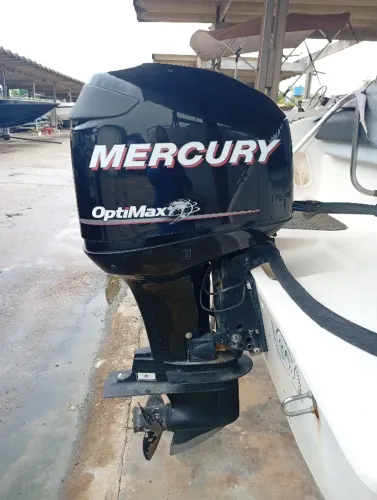 Motor de popa super conservado com 196 horas de uso