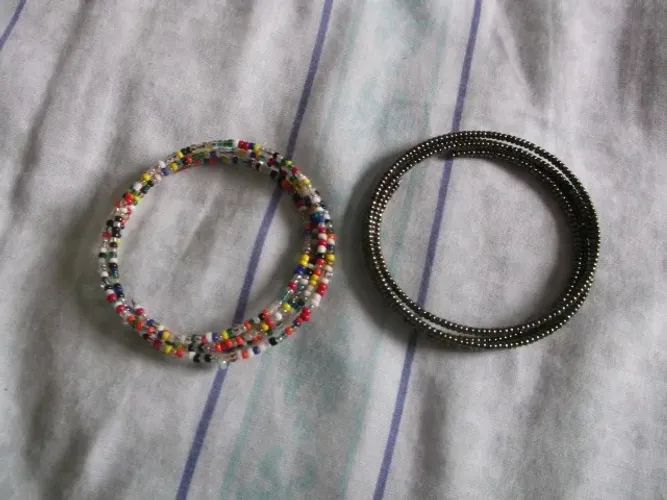 Duas pulseirinhas coloridinhas