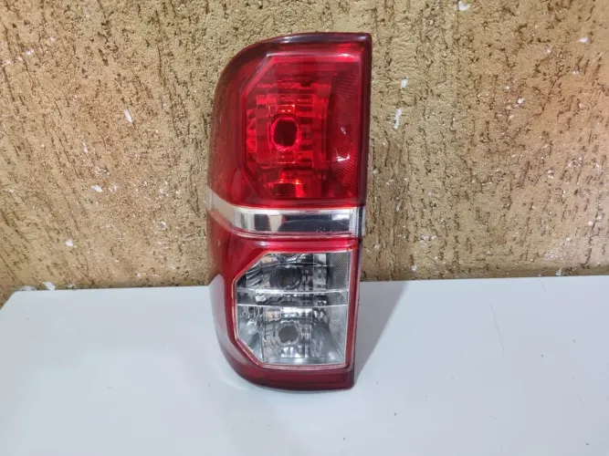 Lanterna esquerda Hilux 2012/2013/2014/2015