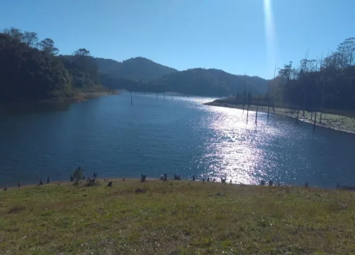 Chácara no pé da represa de Paraibuna