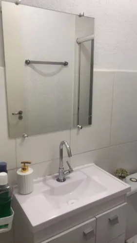 Espelho de banheiro com design moderno