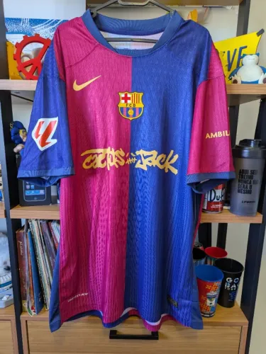 Camisa Camiseta Barcelona Travis Scott 2024/2025 Versão Jogador Lamine Yamal e patches