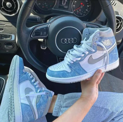 Air Jordan 1 High Hyper Royal 