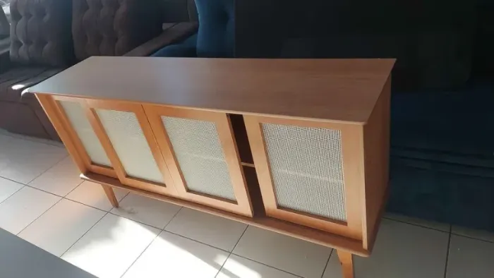 Buffet novo com portas telada