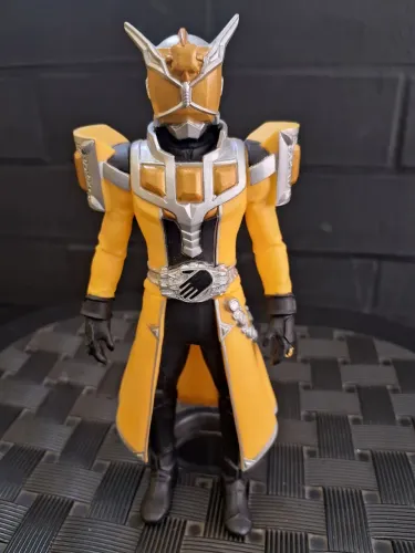 Kamen Rider Wizard Amarelo 17cm Bandai