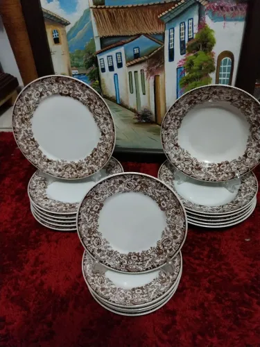 Jogo de pratos com detalhes em dourado