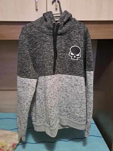 Blusa de moletom cinza e preto com caveira