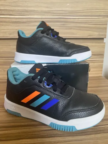 Tênis adidas
