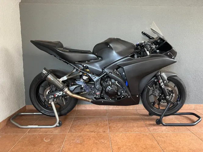 Yamaha R3 de pista