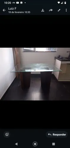 Mesa com tampo de vidro de 1,20 m por 90 cm