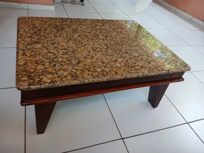 Mesinha de centro, tampo em granito amarelo florença, em ótimo estado.