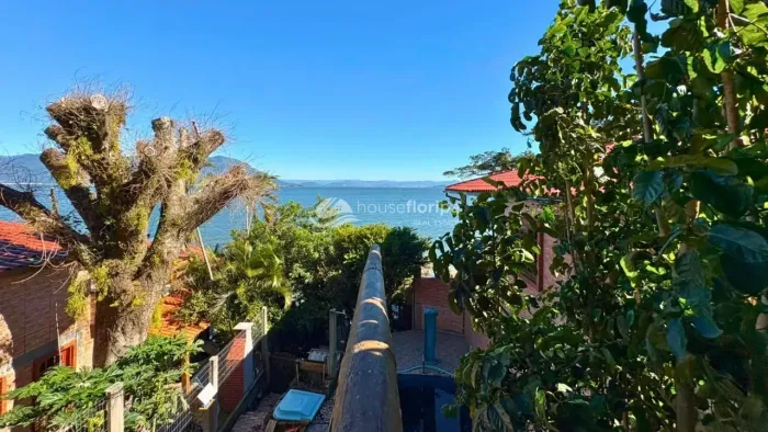 Casa pé na água com 7 quartos, piscina, garagem para barco e vista permanente para o mar n