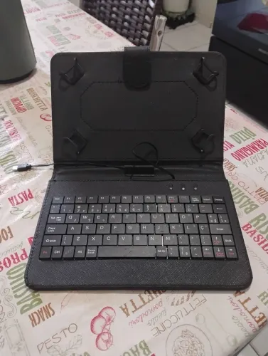 Capa com teclado para tablet