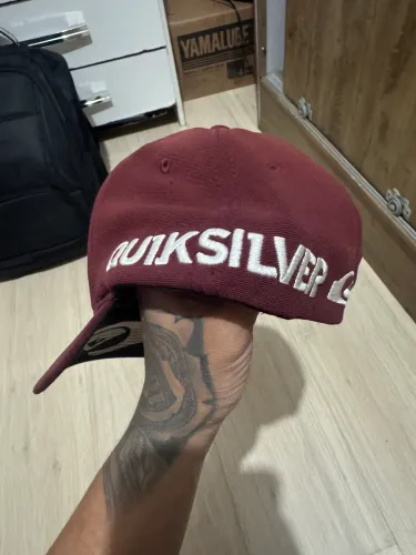 Boné da quiksilver LETREIRO