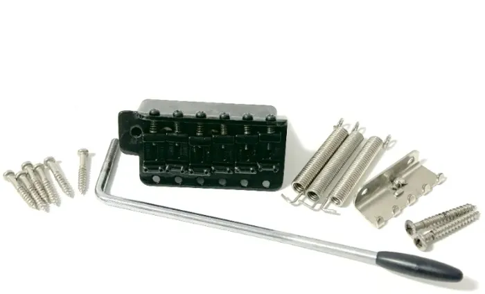 Sistema de tremolo Fender Vintage Stratocaster, fabricado nos EUA.