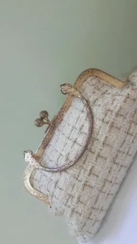 ? Bolsa Pequena com Alça Metálica + Pompom - Linda e Estilosa