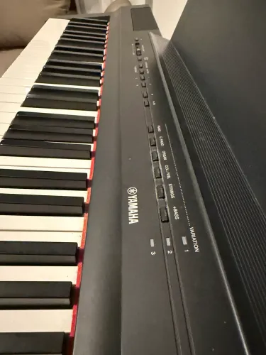 Yamaha P-125 (88 teclas, preto) + estante L-125 + pedaleira de 3 pedais