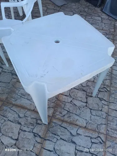 Mesa e 4 cadeiras de plástico