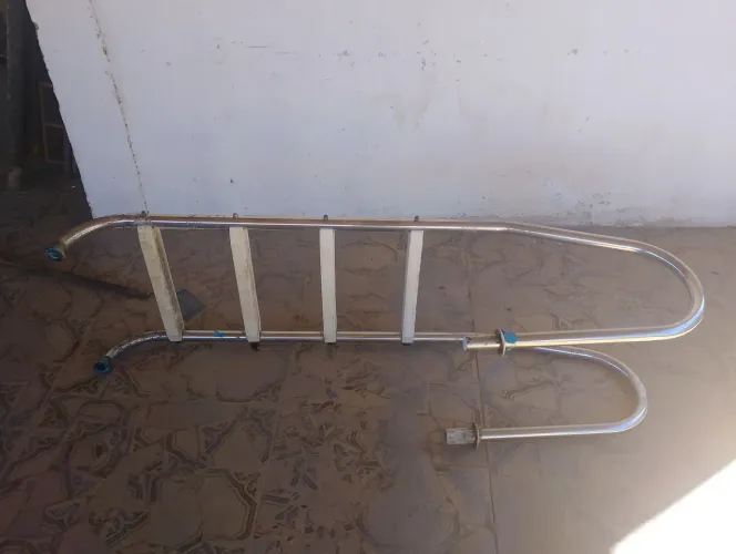 Escada de piscina com 4 degraus