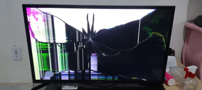 Televisão smart tv 32 polegadas nova (caiu da mesinha e quebrou)
