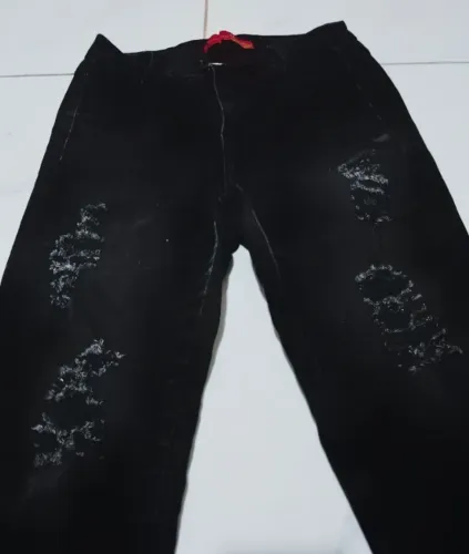 Calça jeans preta rasgada