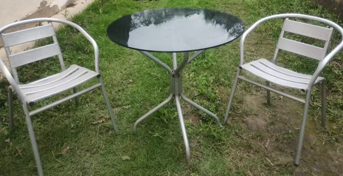 Mesa com tampo de vidro + 2 cadeiras
