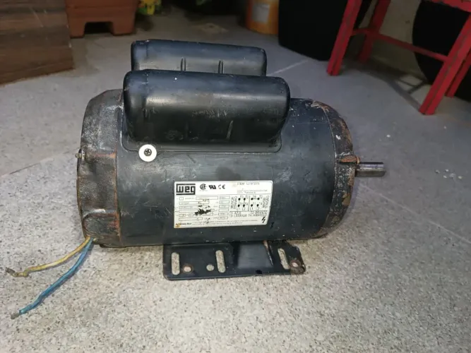Vende-se Um Motor Elétrico Bifásico Weg