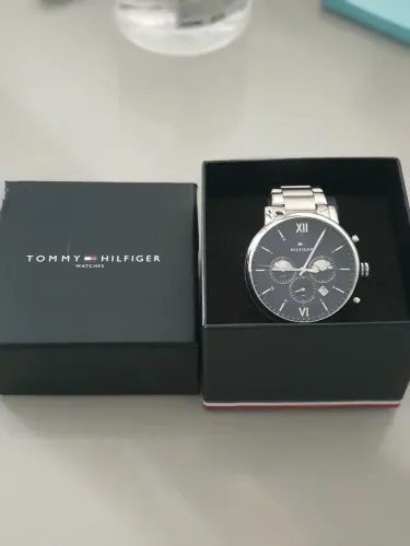 Relógio Tommy Hilfiger na caixa