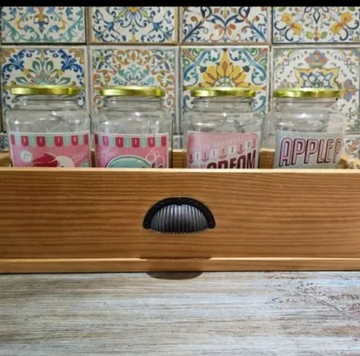 Caixote decorativo com potes de vidro
