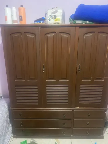 Guarda roupa de madeira