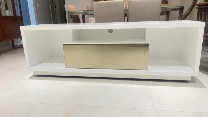Rack branco laqueado 1,80 m com gavetão em espelho bronze