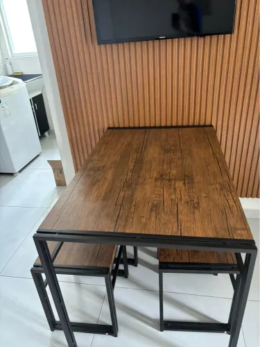 Mesa de Jantar Estilo Industrial + 4 Bancos | Excelente Estado