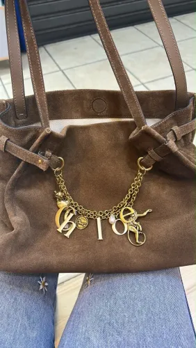 Bolsa de couro legítimo marrom camurça modelo italiano chloe com charms e pingentes