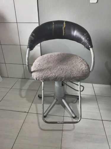 Cadeira Hidráulica para Salão/Maquiagem/Barbearia PRECISA DE REFORMA