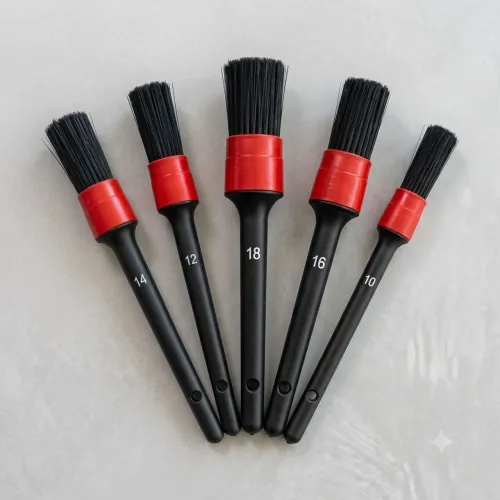 Kit com 5 pincéis para limpeza automotiva