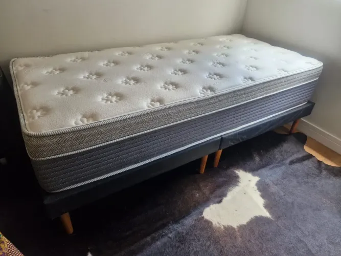 Vendo uma Linda Cama de solteiro, Marca: +SANKONFORT* Nova!! ( Nunca foi Usada!! ).