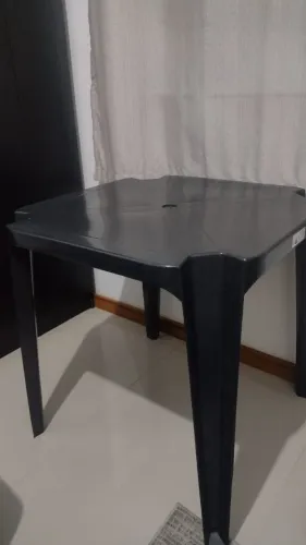Mesas e cadeiras de plástico