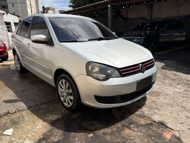 Volkswagen Polo Sedan 1.6 MI Total Flex 8V 4P 2013