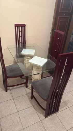 Mesa de Jantar de Vidro com Base em resina estilo clássico + 4 Cadeiras de Madeira