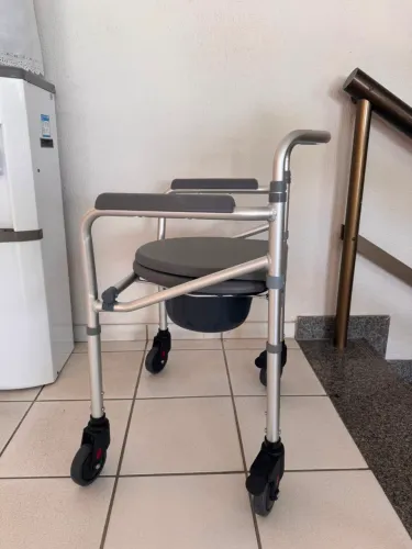 Cadeira de banho Hidrolight em alumínio- semi nova